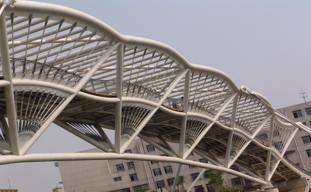 pakai model struktur truss atau space&nbsp;frame