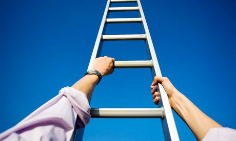 arti-mimpi-naik-tangga-kayu-patah-dan-roboh